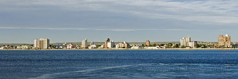 20071209 065108 D2X 4200x1400.jpg - Puerto Madryn viewed from the Gulf of San Neuvo